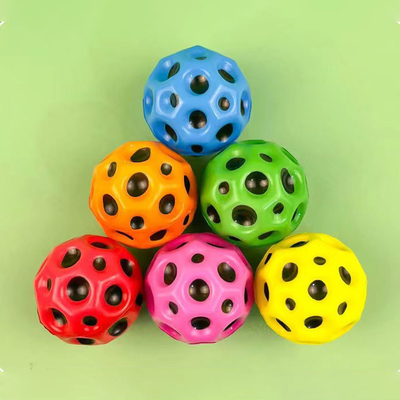 Kinderlieblings-Hochwiderstands-Mond-Form poröser Sprungball mit ergonomischem Design