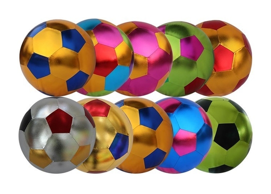 Glänzendes Tuch aufblasbares Strandspielzeug Ball 40 Cm Durchmesser OEM ODM Akzeptiert kundenspezifisches Design