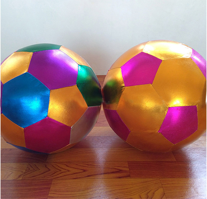 Glänzendes Tuch aufblasbares Strandspielzeug Ball 40 Cm Durchmesser OEM ODM Akzeptiert kundenspezifisches Design