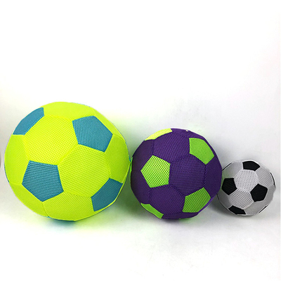 Farbenfrohe weiche Stoff-Spielball für Kinder Mesh Stoff Fußball OEM ODM