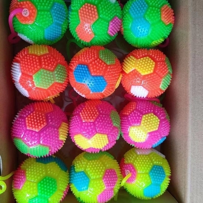 Beschreibung Spiky Light Up LED Ball Mehrfarbiger blinkender Squeaky Ball