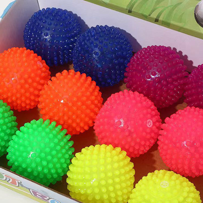 Beschreibung Spiky Light Up LED Ball Mehrfarbiger blinkender Squeaky Ball