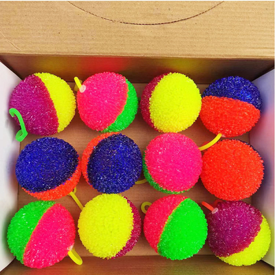 Beschreibung Spiky Light Up LED Ball Mehrfarbiger blinkender Squeaky Ball