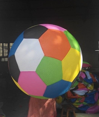 Aufblasbares Design 40cm Sport Fußballspielzeug für Kinder Stoff Strandbälle Akzeptiert OEM ODM