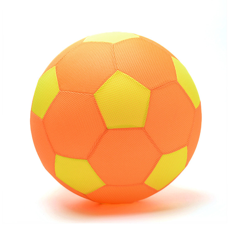 Farbenfrohe weiche Stoff-Spielball für Kinder Mesh Stoff Fußball OEM ODM